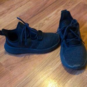 Boys adidas sneakers great condition.
